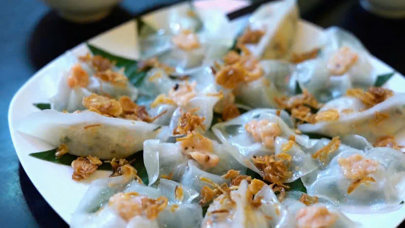 Hoi An white rose dumplings with translucent rice wrappers, shrimp filling and crispy fried shallots