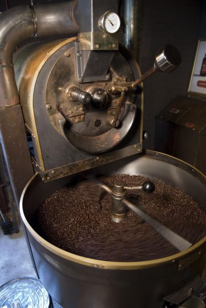 Mechanical coffee roasting machine with a rotating drum